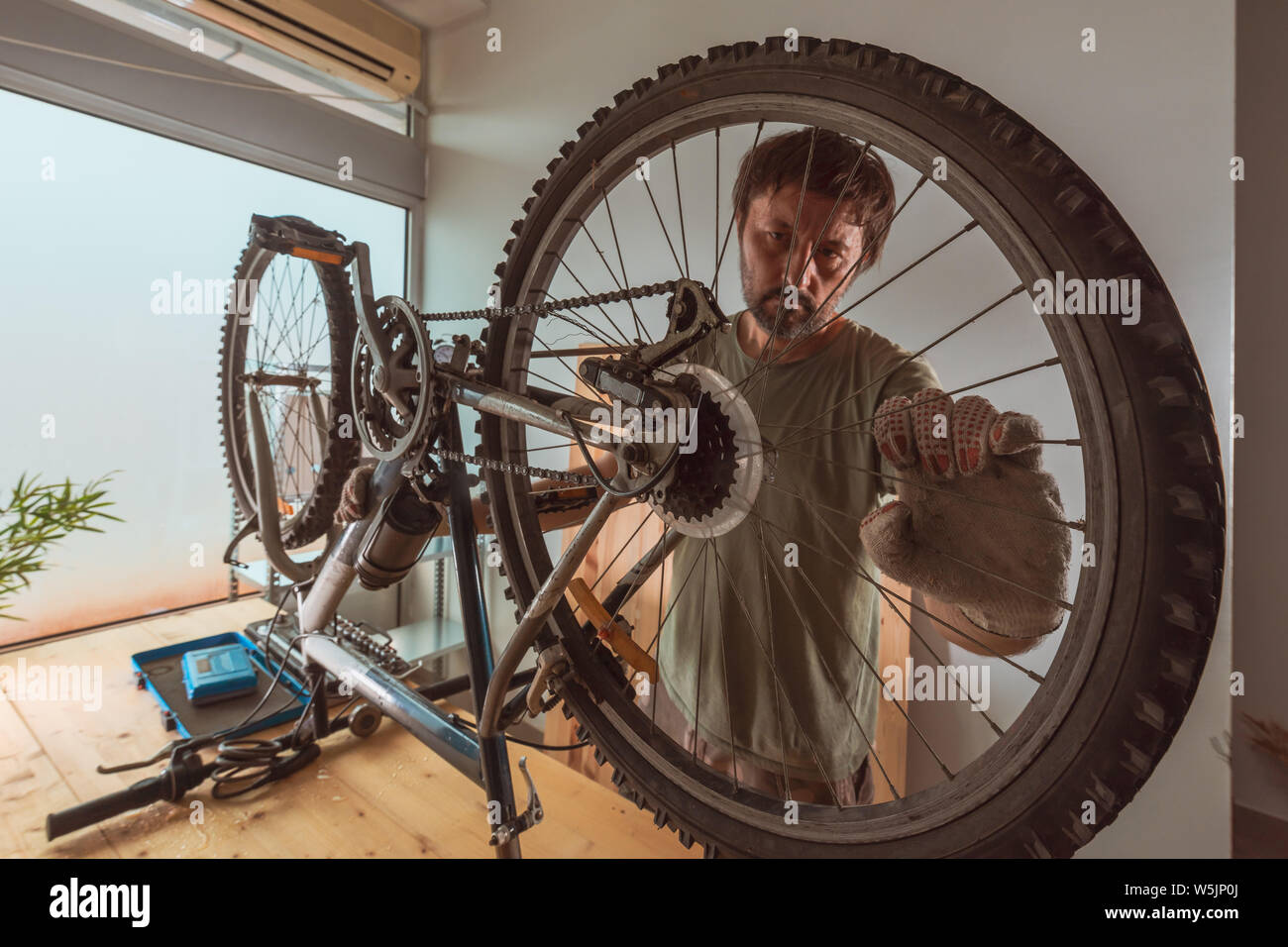 Mann Instandsetzung der alten hardtail Mountainbike in Werkstatt, selektiven Fokus Stockfoto