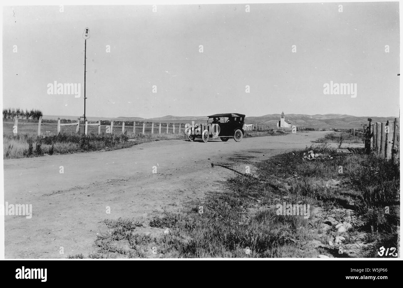 14,4 km vom Lander - Ansicht der Kreuzung der Straßen nach Lander und nach Ft. Washakie.; Umfang und Inhalt: Dieses Bild wurde durch das Büro der öffentlichen Straßen angelegt. Stockfoto