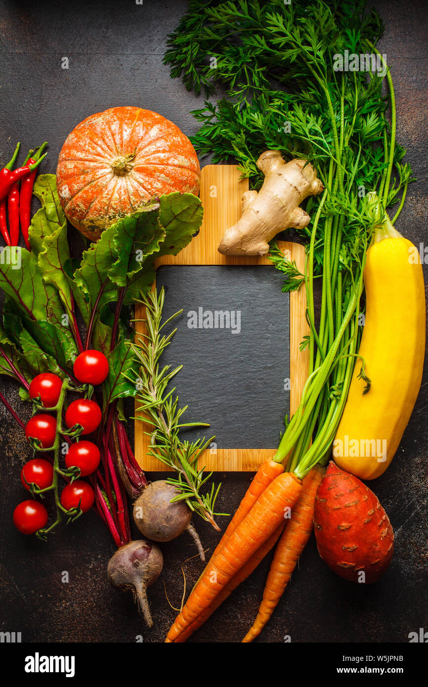 Herbst Gemüse Hintergrund. Kürbis, Zucchini, süsse Kartoffeln, Karotten und Rüben auf einem dunklen Hintergrund. Stockfoto