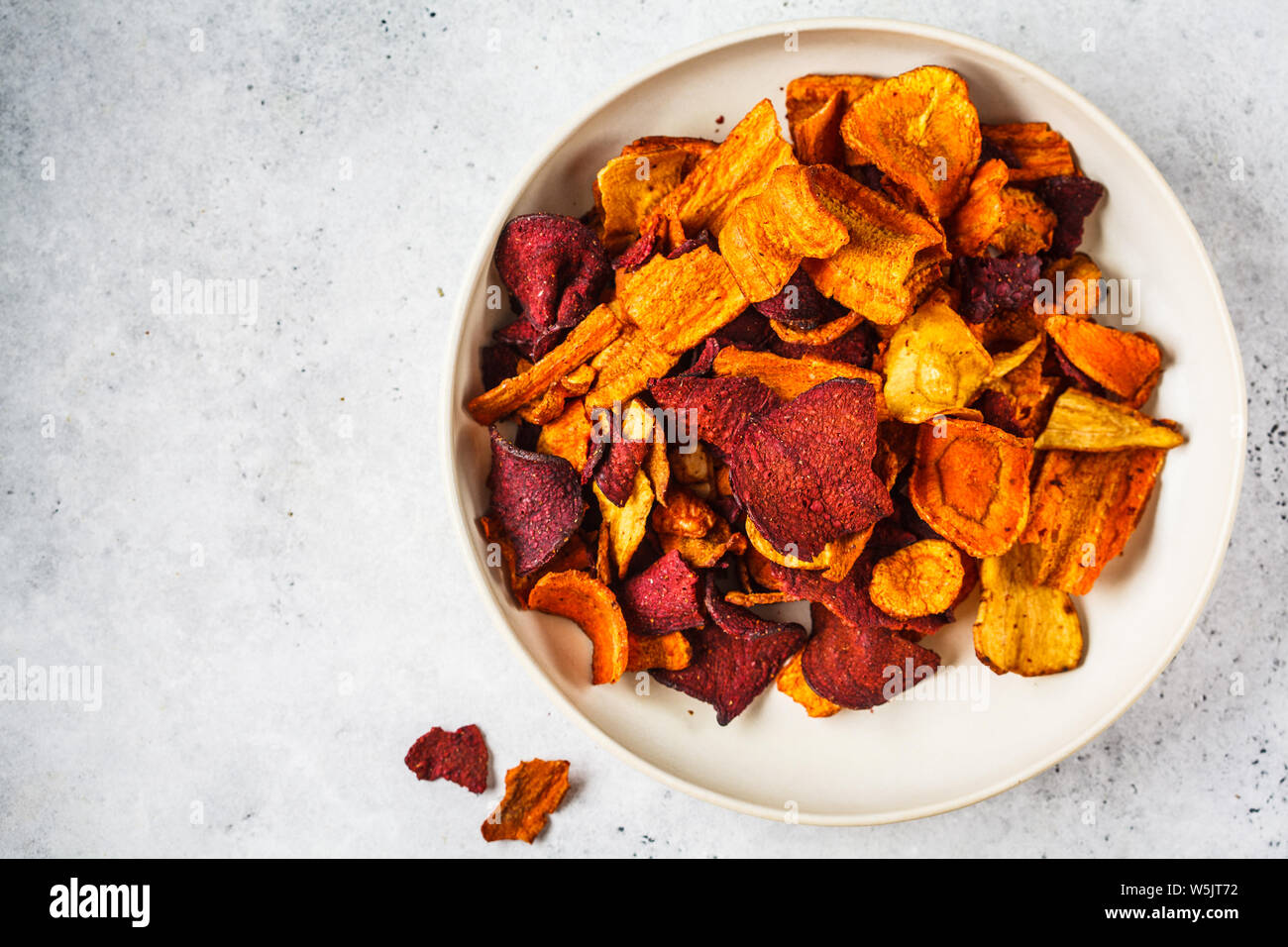 Schüssel gesunde Gemüse Chips aus Rüben, süsse Kartoffeln und Karotten auf einem weißen Hintergrund, kopieren. Stockfoto