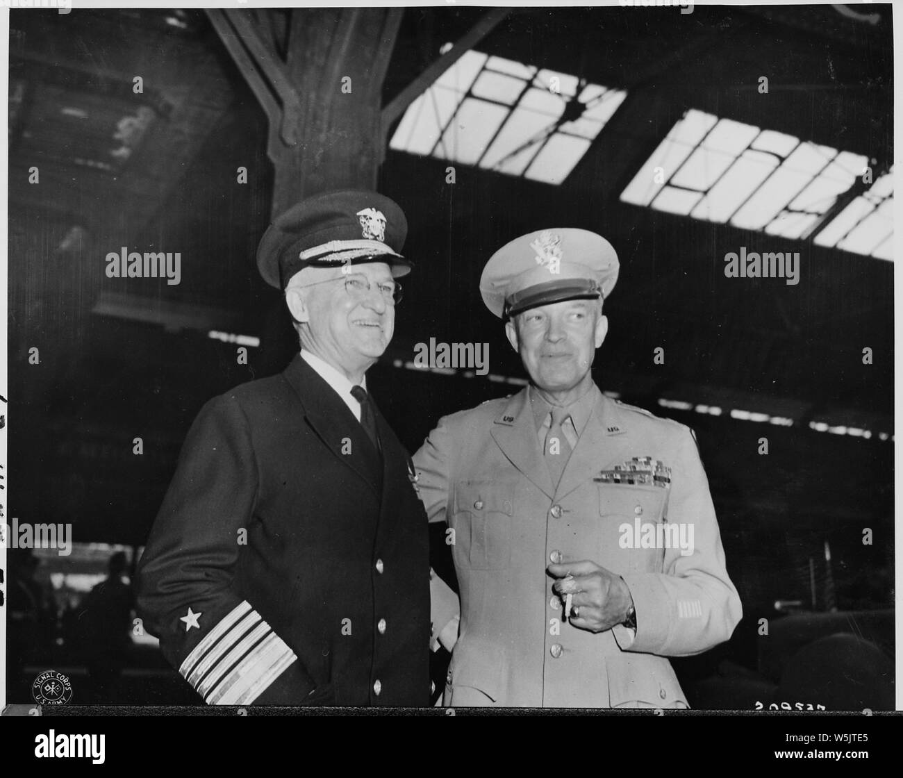 Adm. Harold Stark (links) und General Dwight D. Eisenhower erwarten die Ankunft von Präsident Truman in Antwerpen, Belgien. Präsident Truman die Potsdamer Konferenz in Deutschland teilnehmen. Stockfoto