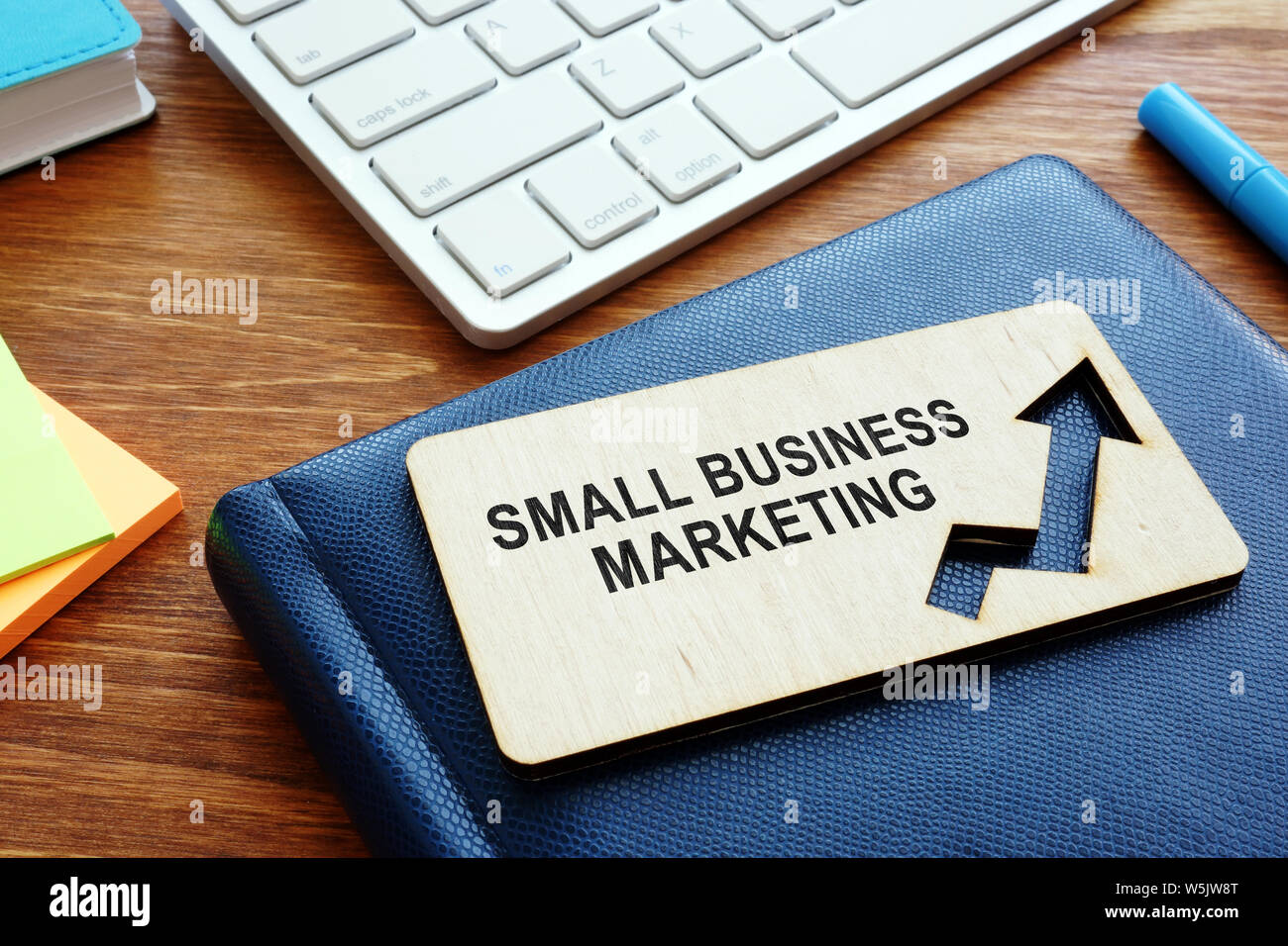 Mit Vorzeichen Small Business Marketing und Notepad. Stockfoto