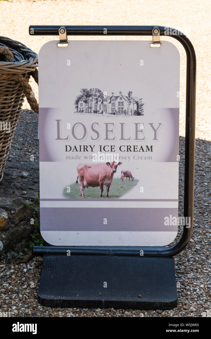 Loseley Milchprodukte Eis Schild am Haus und Loseley Park in Surrey, Großbritannien Stockfoto