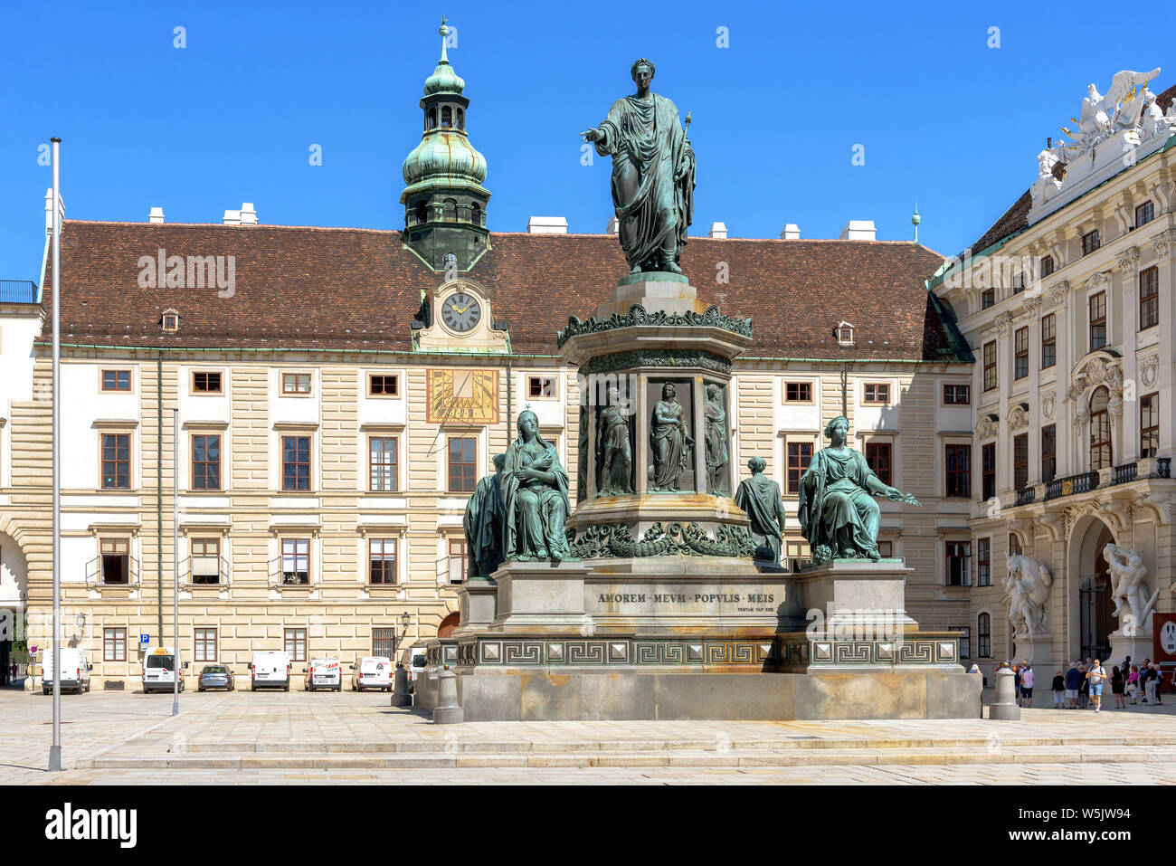 Die Statue von Kaiser Franz I. in der Hofburg in Wien, Österreich an einem sonnigen Sommertag Stockfoto
