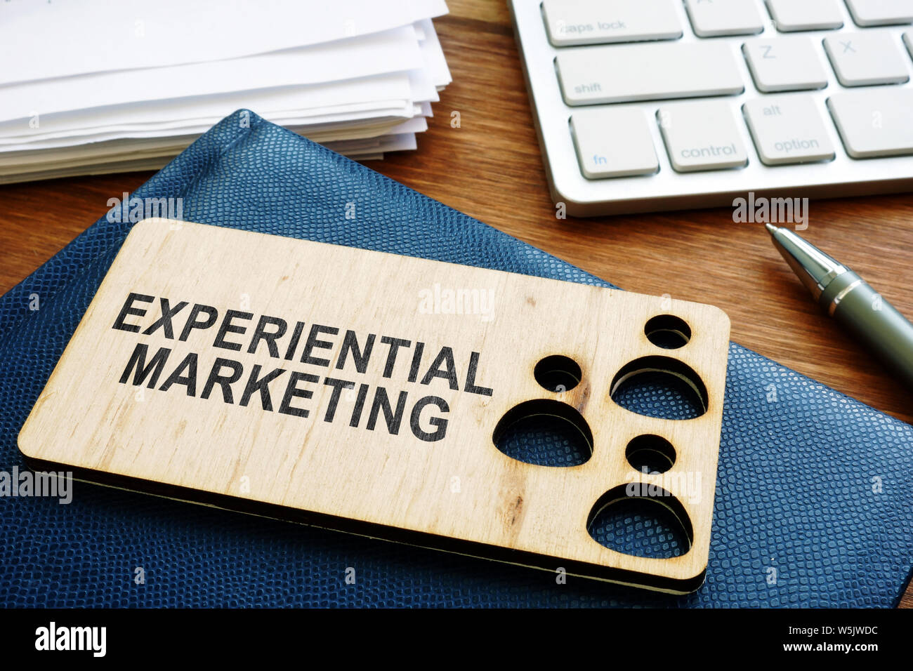 Erlebnisorientiertes marketing Konzept. Stapel von Plänen und Tastatur. Stockfoto