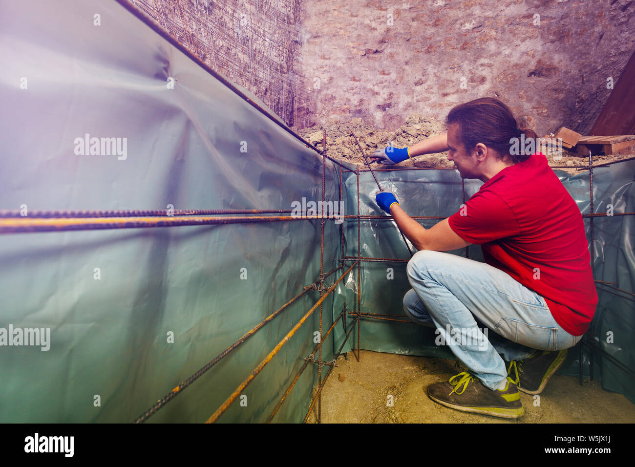 Mann für Beton, Stangen Rahmen stricken mit Draht bars vorbereiten Stockfoto