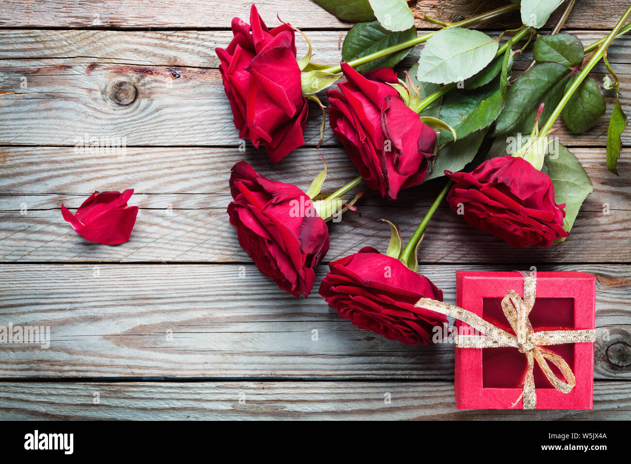 Strauß roter Rosen auf Holz rustikale Hintergrund. Stockfoto