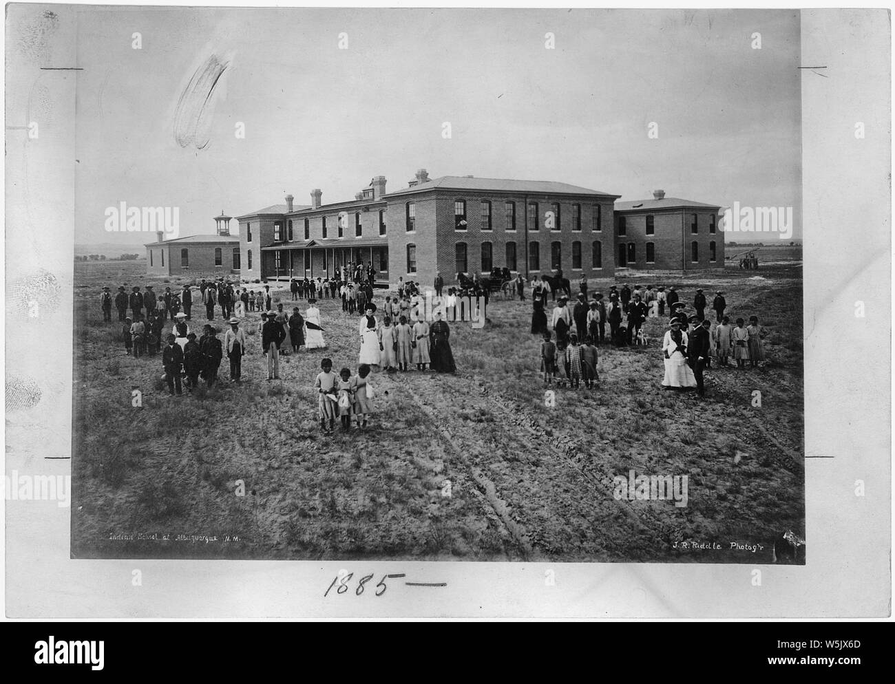 Albuquerque Indian School im Jahr 1885, von duranes nach Albuquerque im Jahre 1881 verlegt.; Umfang und Inhalt: Dies ist eine kleine Sammlung von Fotos der Albuquerque Indian School, das 1881 gegründet wurde, zur Verfügung zu stellen - Reservierung Industrial Training für die Indianer des Südwestens. Von 1912, hatte die Schule 8 Grundschule und über 300 Studenten; 1925 Immatrikulation stieg auf über 800 Schüler und Klassen 11 und 12 wurden hinzugefügt. Die Albuquerque indischen Schule weiterhin in Betrieb, bis 1982, als das Programm wurde an der Santa Fe indischen Schule übertragen. Allgemeine Hinweise: Zwischen 1881 ein Stockfoto