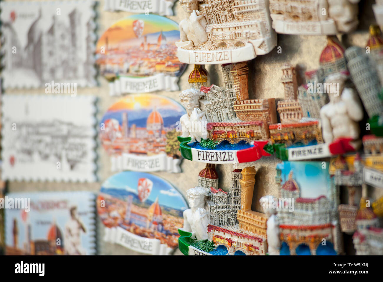 Touristische magnet Souvenirs zum Verkauf auf dem Markt in Florenz, Italien, Abschaltdruck Stockfoto