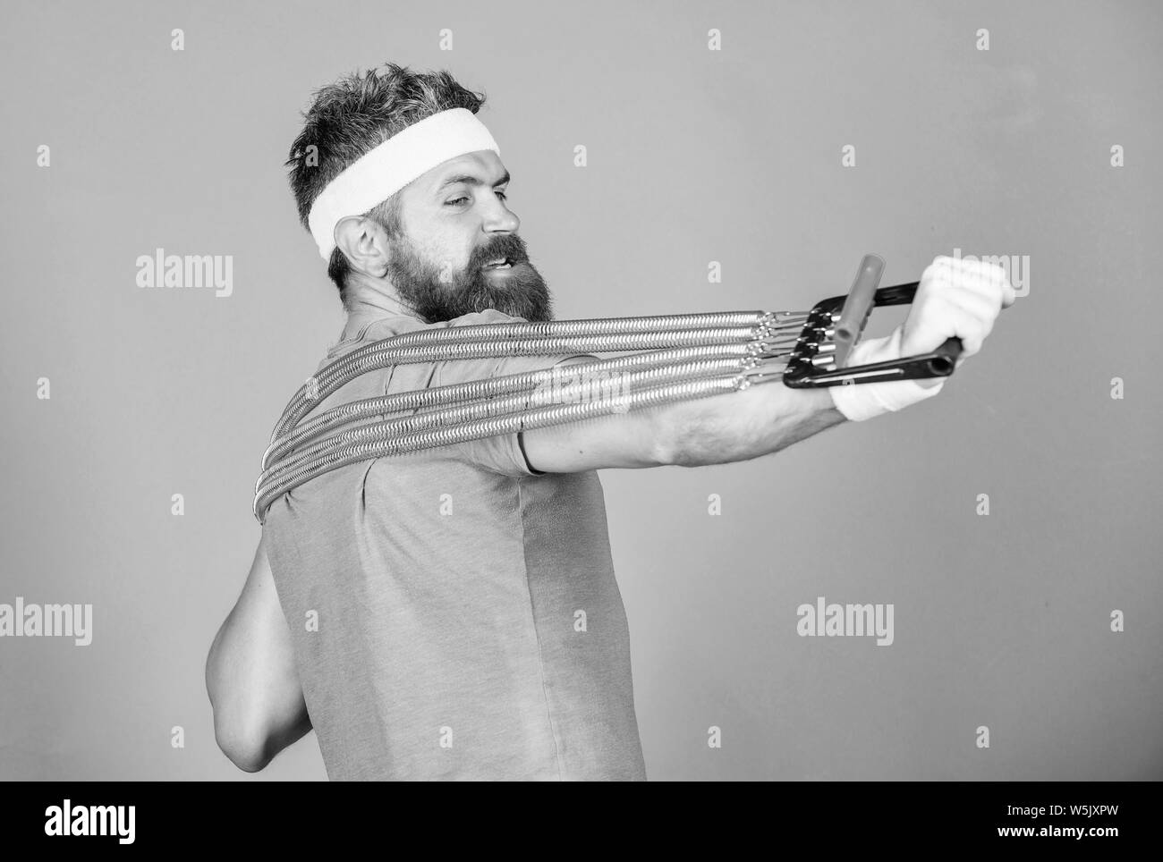 Versuchen stretching Übung. Athlet sport Instructor. Athleten Training mit Expander. Sportler training stretching Expander. Man bärtige Athlet Training mit Expander. Guide Expander richtige Art und Weise. Stockfoto