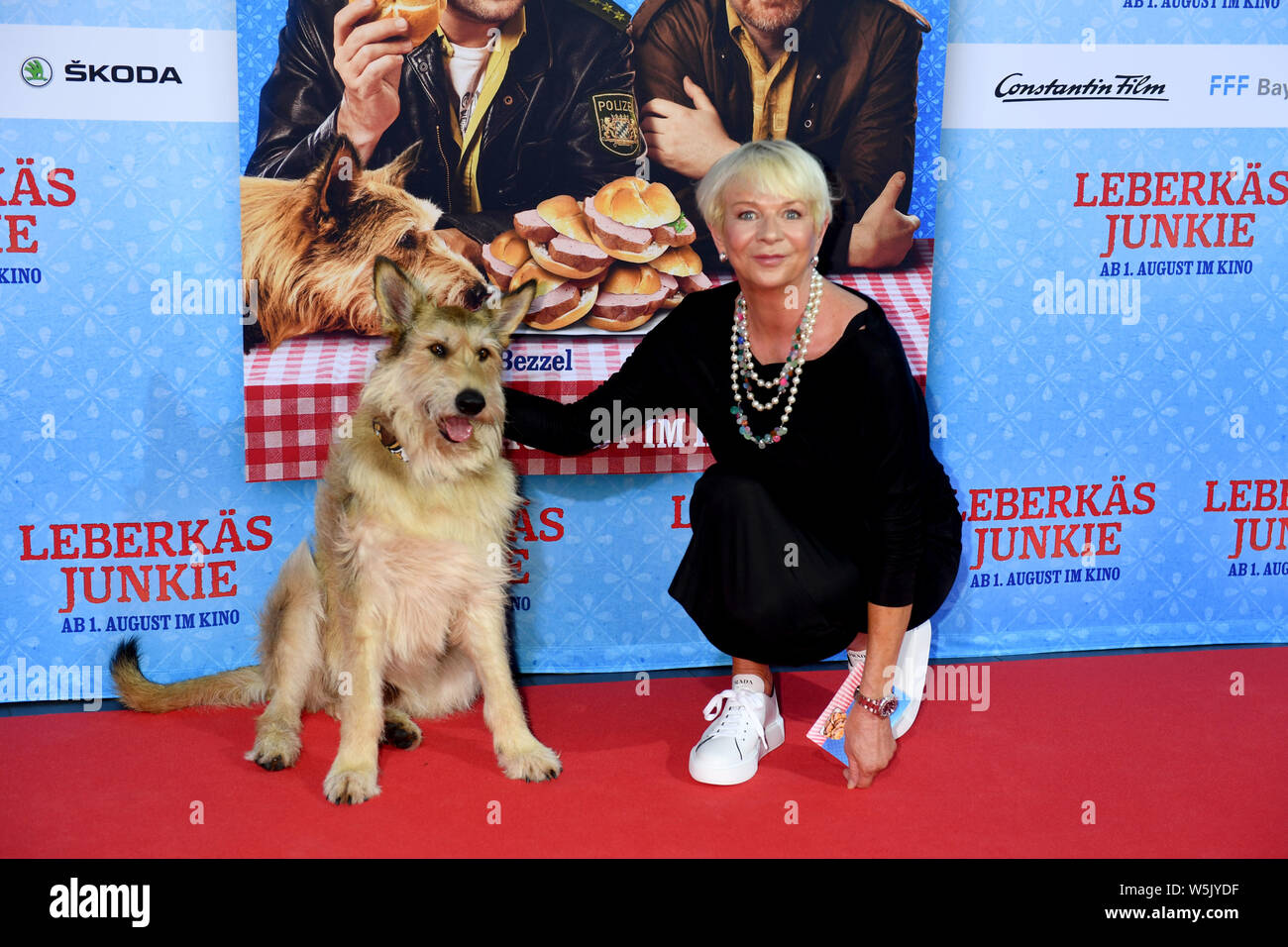 München, Deutschland. 29. Juli, 2019. Der Autor Rita Falk und der film Hund  Joker stehen auf dem roten Teppich bei der Premiere des Films LEBERKÄSJUNKIE  im Mathäser Filmpalast. Am 1. August, ein