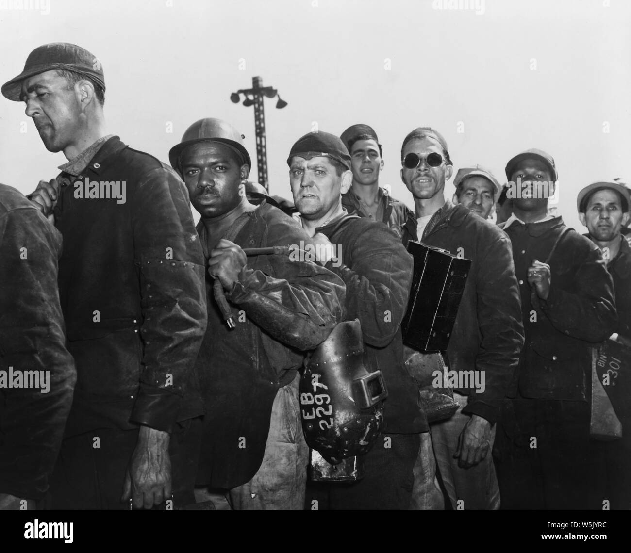 Gruppe von Bauarbeitern, die im Gebäude Liberty Ship Frederick Douglass, Bethlehem-Fairfield Werften, Baltimore, Maryland, USA, Roger Smith, US-amerikanischen Office of War Information, Mai 1943 Stockfoto