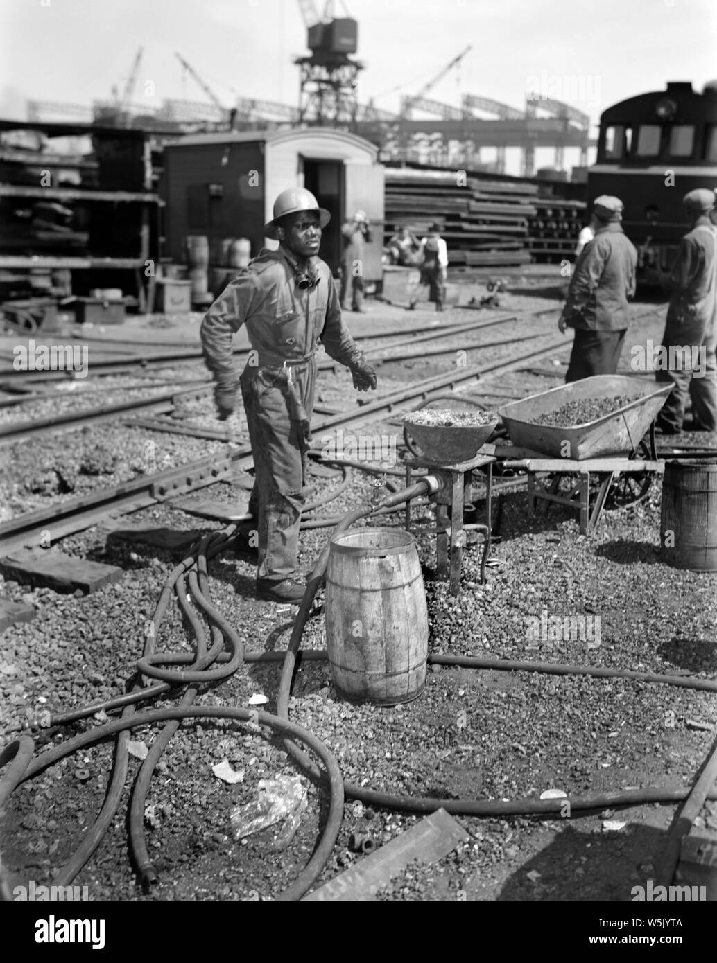 Niet der Heizung, die in der Konstruktion von Liberty Ship Frederick Douglass, Bethlehem-Fairfield Werften, Baltimore, Maryland, USA, Roger Smith, US-amerikanischen Office of War Information, Mai 1943 Stockfoto