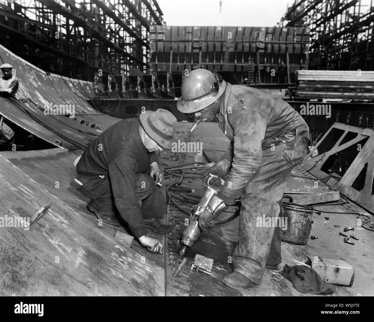 Anziehen der Schrauben mit pneumatischen Schraubenschlüssel bei der Konstruktion von Liberty Ship Frederick Douglass, Bethlehem-Fairfield Werften, Baltimore, Maryland, USA, Roger Smith, US-amerikanischen Office of War Information, Mai 1943 Stockfoto
