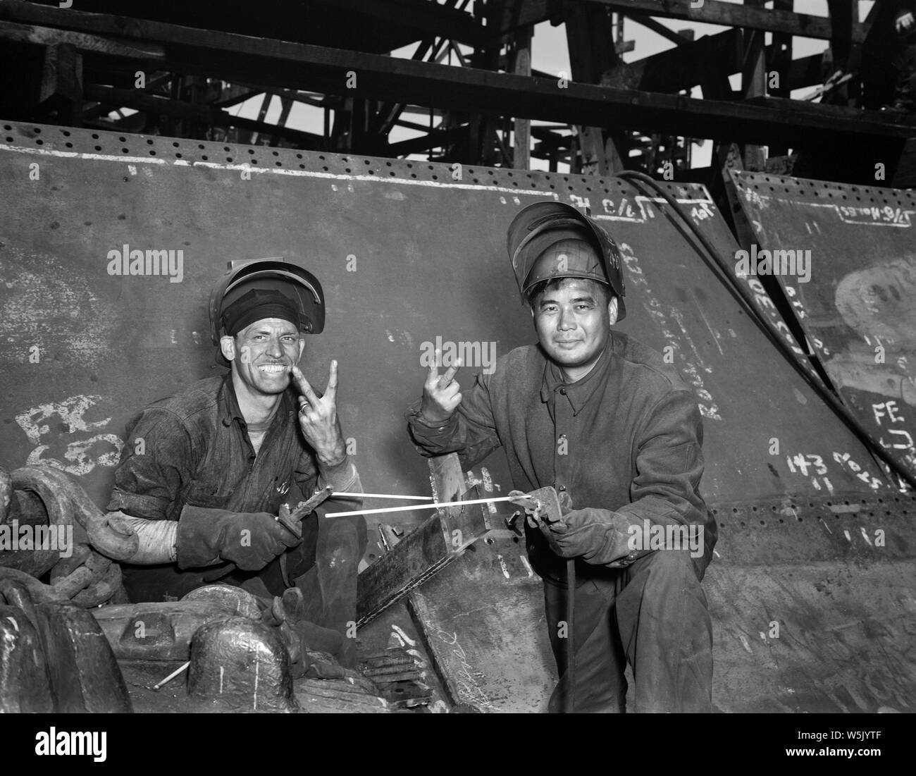 Zwei elektrische Schweißgeräte helfen zu bauen Liberty Ship Frederick Douglass, Bethlehem-Fairfield Werften, Baltimore, Maryland, USA, Roger Smith, US-amerikanischen Office of War Information, Mai 1943 Stockfoto