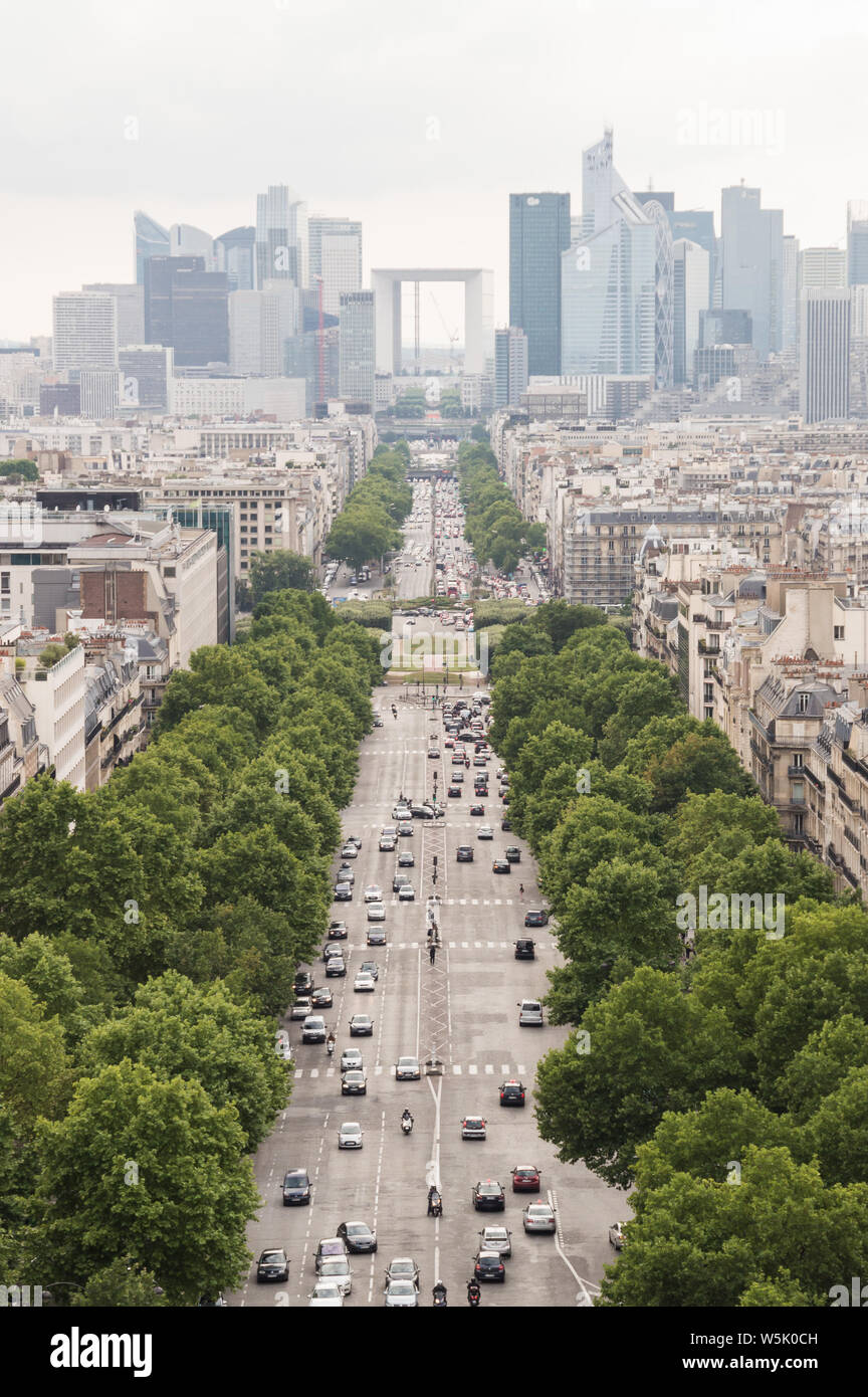 Vertikale Ansicht von Arc de Triomphe, der Champs-Elysées und La Defense Business District an einem bewölkten Tag Stockfoto