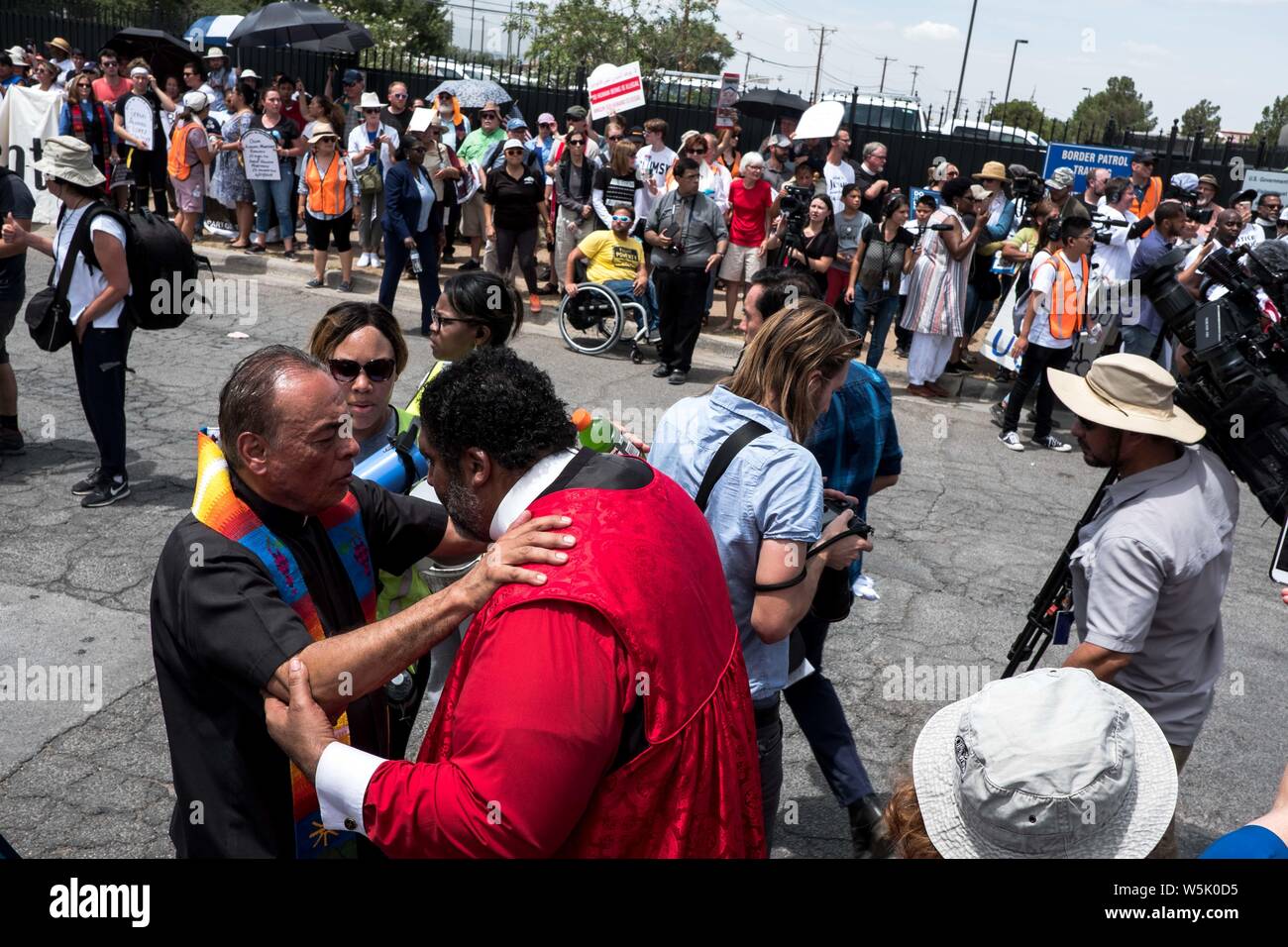 Juli 29, 2019, El Paso, Texas, USA: REV. DR. WILLIAM J. FRISEUR II, rechts, wird von einem klerus Mitglied außerhalb der El Paso Processing Center während der ersten 'Moral Montag am interreligiösen Protest die Grenzland" gegen die Einwanderungspolitik der Trumpf verwaltung außerhalb der El Paso in El Paso, Texas, gesegnet. Quelle: Joel Engel Juarez/ZUMA Draht/Alamy leben Nachrichten Stockfoto