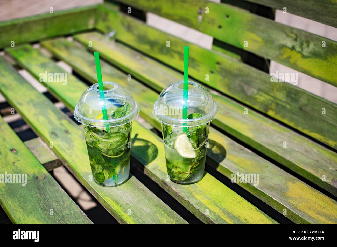 Mojito Alkoholfrei in Kunststoff Gläser auf einem grünen Hintergrund, Summer Street Festival Stockfoto