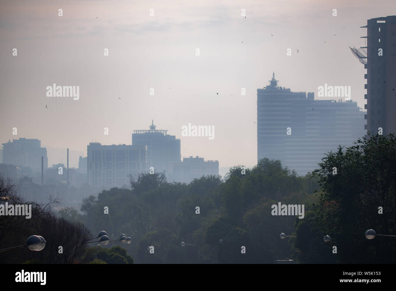 Blick auf die Stadt im Morgennebel. Industrielle Nebel auf Stadtbild. Stockfoto