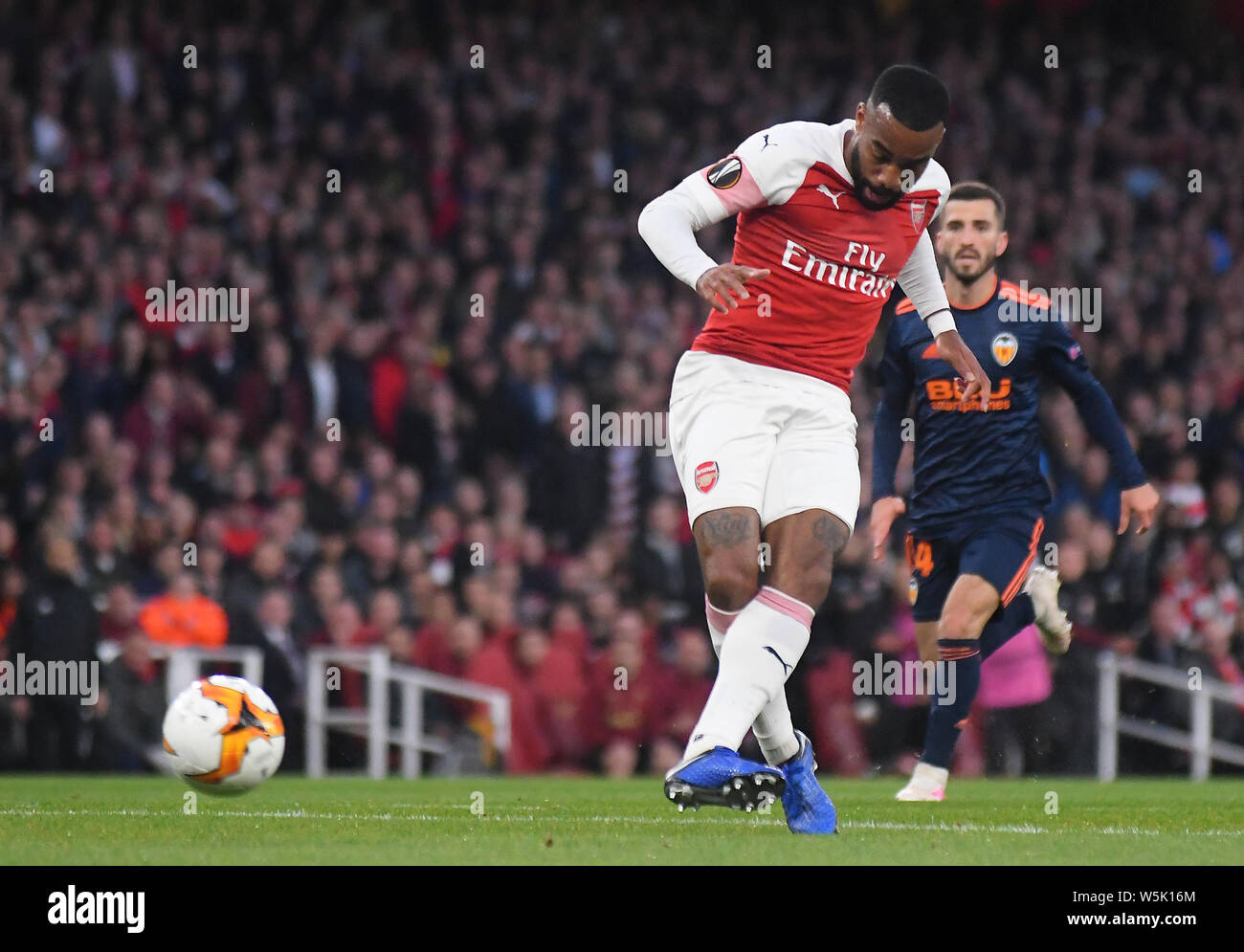 LONDON, ENGLAND - Mai 2, 2019:, a9 schießt und Kerben sein erstes Ziel während der ersten Etappe der 2018/19 UEFA Europa League Halbfinale Spiel zwischen Arsenal FC (England) und Valencia (Spanien) im Emirates Stadion. Stockfoto