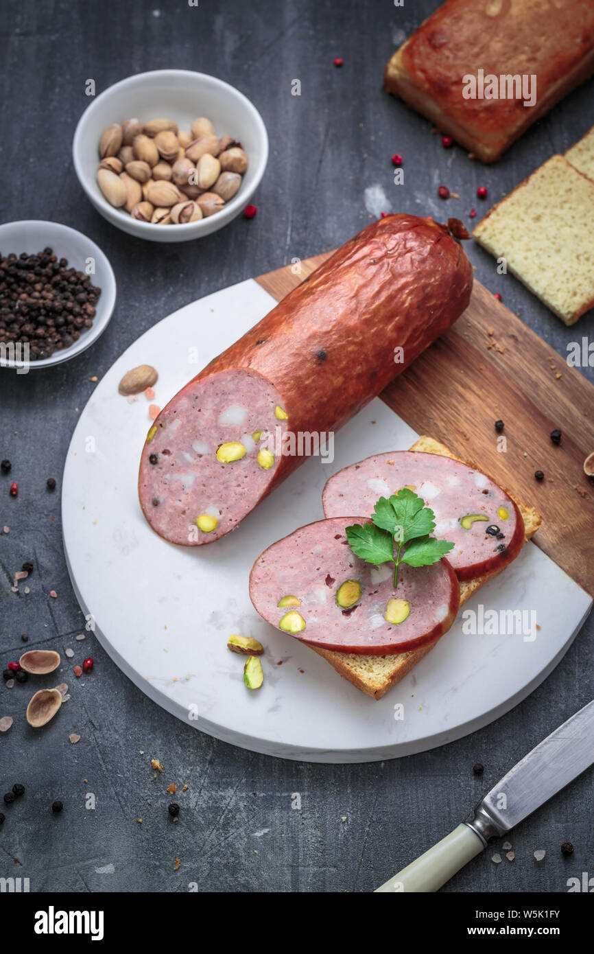 Wurst mit Pistazien auf einem Marmor board Stockfoto