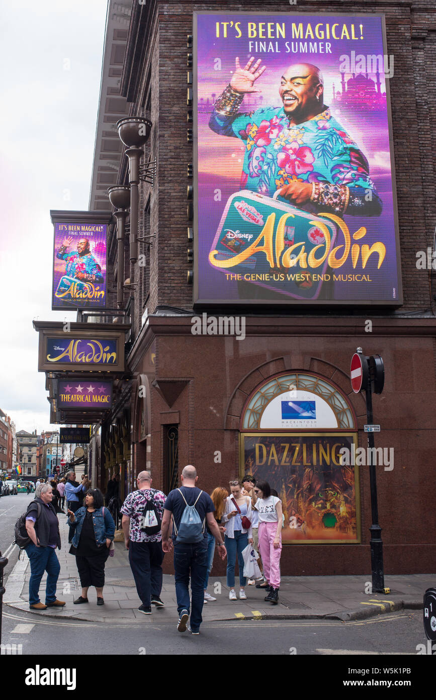 London, England - Mai 2019: Street View von Prince Edward Theatre in der Old Compton Street, Soho, London West End England. Jetzt spielen Aladdin von Disney. Stockfoto