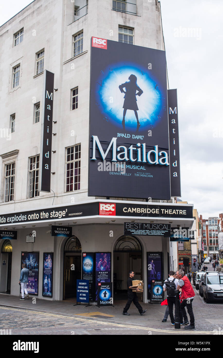 Street View der Cambridge Theatre Royal Shakespeare Company in Earlham Street mit Blick auf Seven Dials, London West End jetzt spielen Matilda die Musikalische Stockfoto