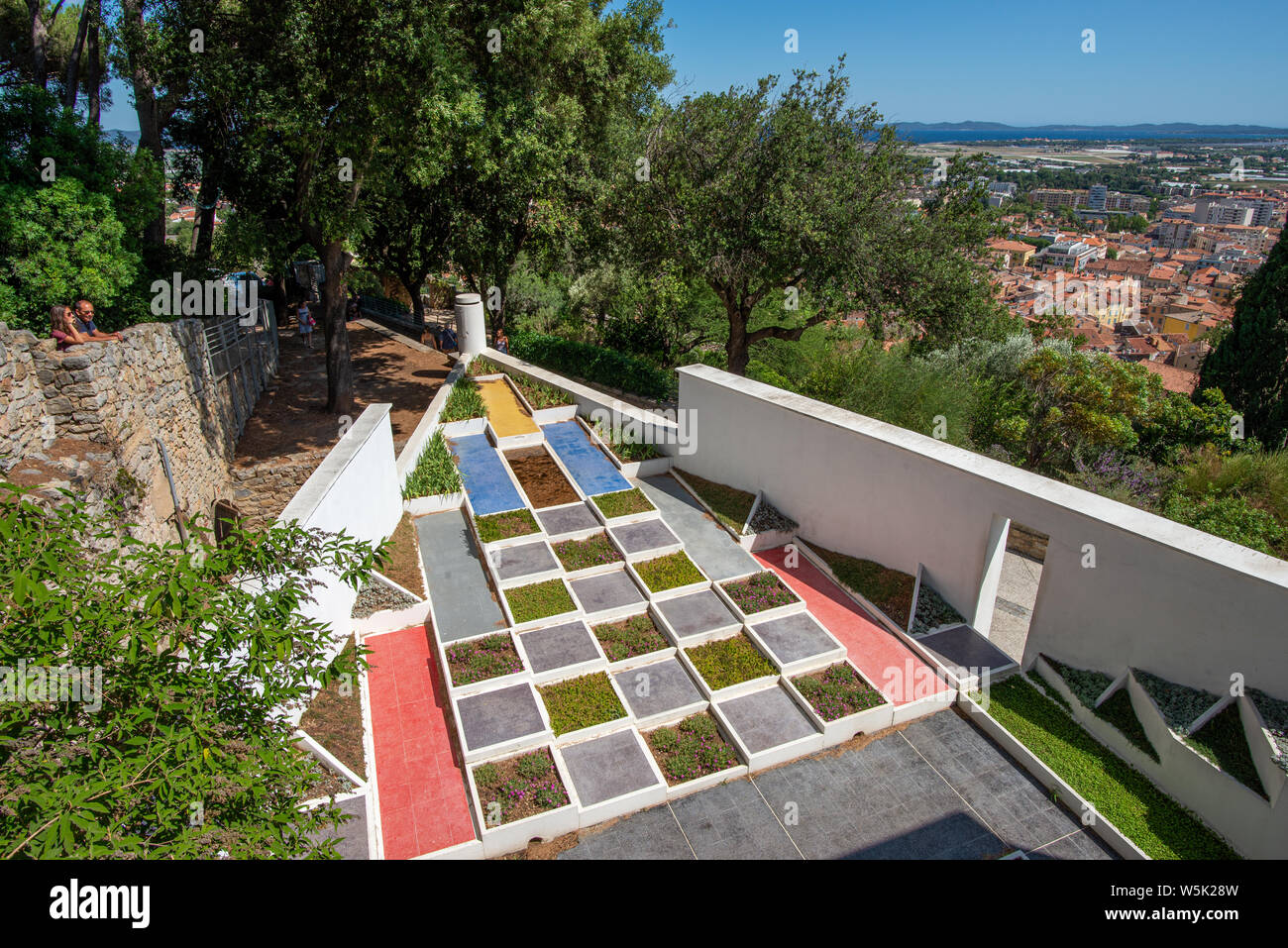 HYERES, Frankreich - 28. JULI 2019: kubistische Garten entworfen von dem Architekten Gabriel Guevrekian in der Villa Noailles, Hyeres Stockfoto