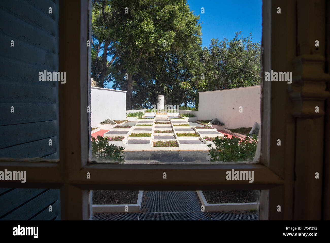 HYERES, Frankreich - 28. JULI 2019: kubistische Garten entworfen von dem Architekten Gabriel Guevrekian durch ein Fenster der Villa Noailles, Hyeres gesehen Stockfoto
