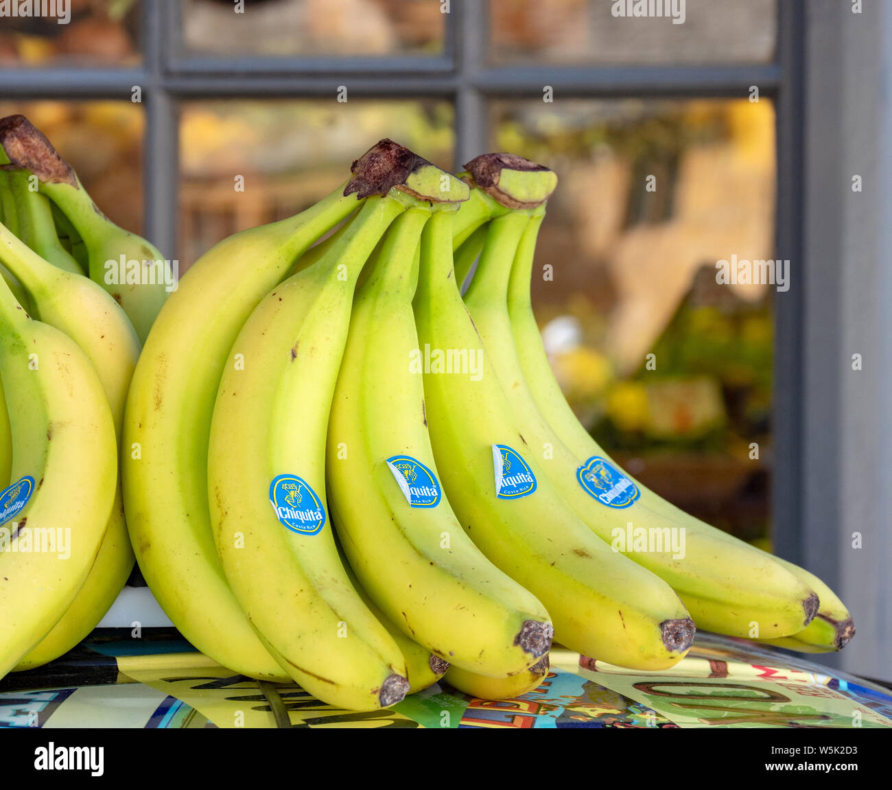 Trauben von Bananen für den Verkauf außerhalb ein Shop in Broadway, Worcestershire, England, UK. Stockfoto