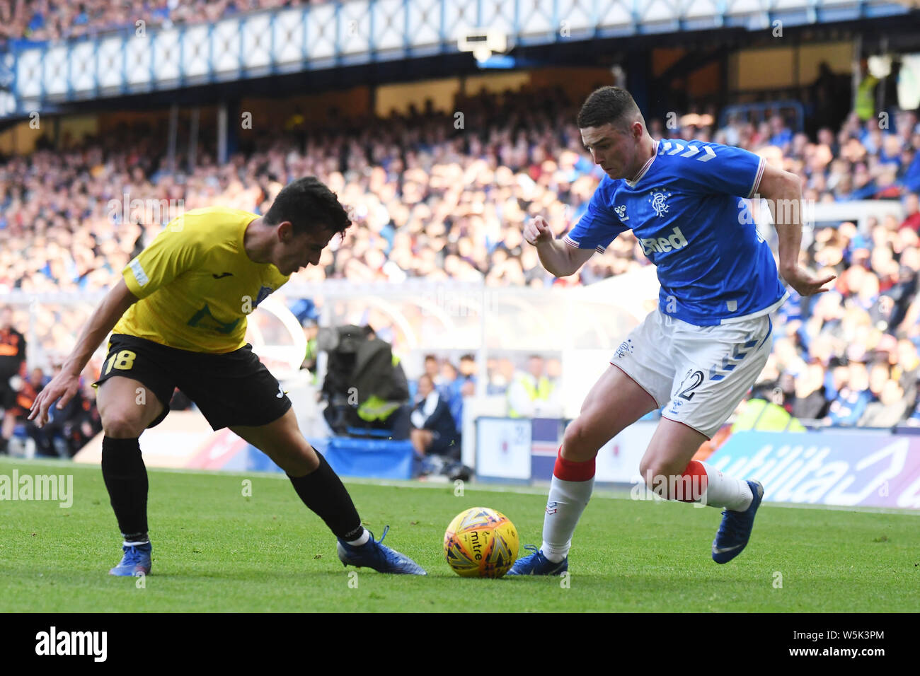 GLASGOW, Schottland - Juli 18, 2019: Jamie Robba der St Joseph's und Jake Hastie der Förster dargestellt während der zweiten Etappe der UEFA Europa League 2019/20 erste Qualifikationsrunde Spiel zwischen den Rangers FC (Schottland) und St Joseph's FC (Gibraltar) an Ibrox Park. Stockfoto