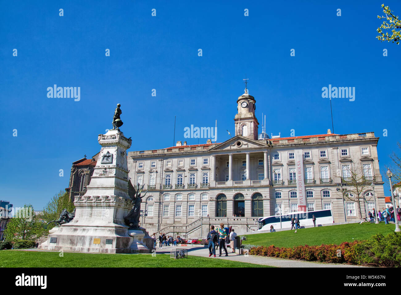 Porto, Portugal-June 19, 2019: Geschäftliche Verbindung von Porto im historischen Stadtzentrum in der Nähe des Rio Douro entfernt Stockfoto