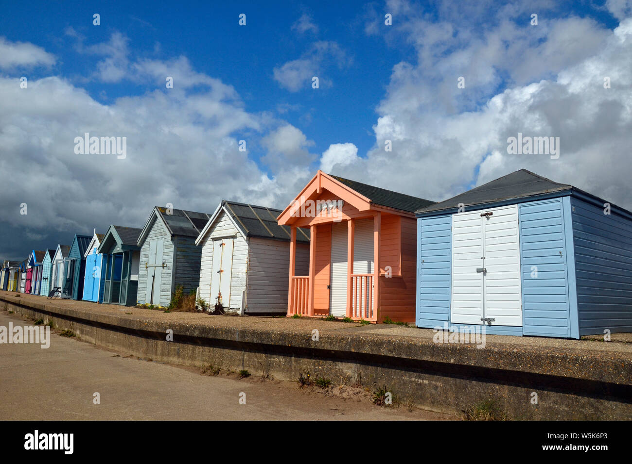 Umkleidekabinen am Strand entlang dem Strand an der Kapelle St Leonards, Skegness, Lincolnshire, Großbritannien Stockfoto