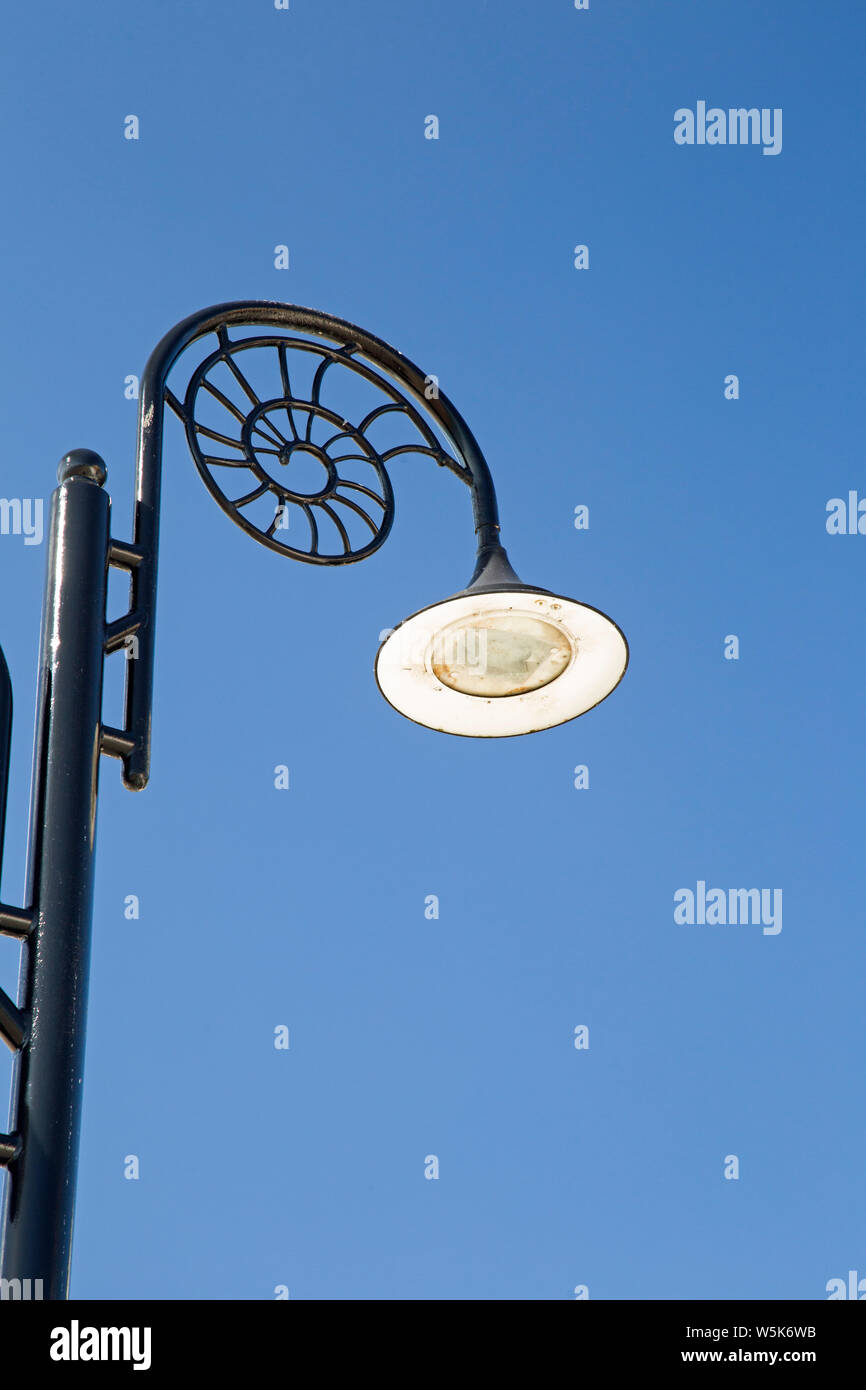 Lyme Regis, Dorset, England, 25. März 2019, Straßenlampen spiegeln die Bedeutung der Stadt als Teil der Jurassic Coast Stockfoto