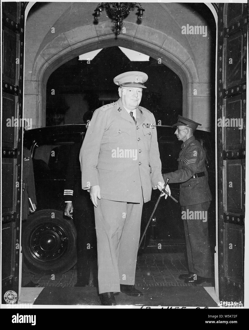 Der britische Premierminister Winston Churchill kommt im Schloss Cecilienhof in Potsdam, Deutschland bei der Eröffnung der Potsdamer Konferenz. Stockfoto