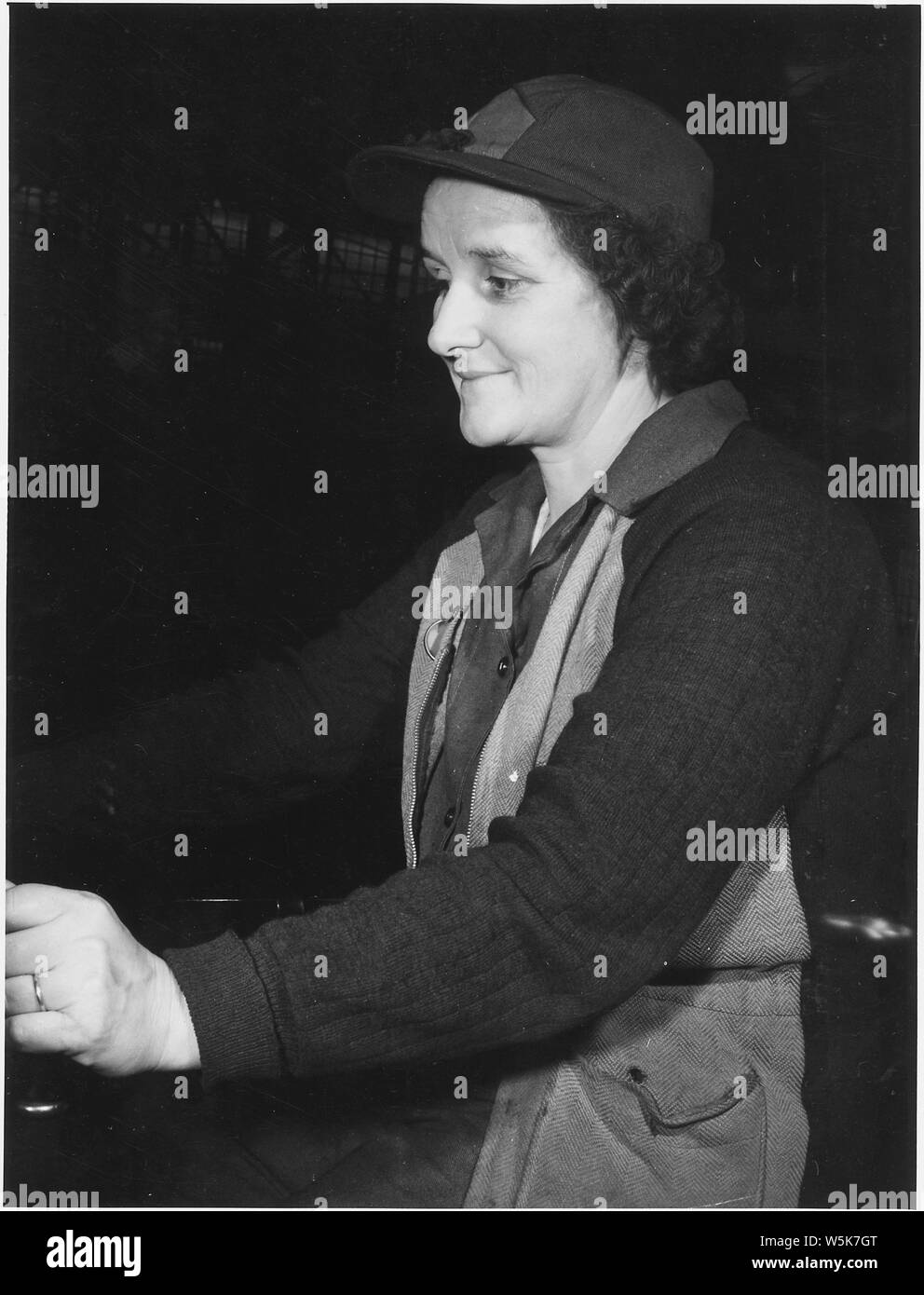 Buffalo, NY. Symington-Gould, Hersteller des Schiffes, Tank, und railroad Teile. Betreiber eines 5 Tonnen schweren Kran in der Weiterverarbeitung, die einen Kran in der gleichen Pflanze im letzten Krieg betrieben. Stockfoto