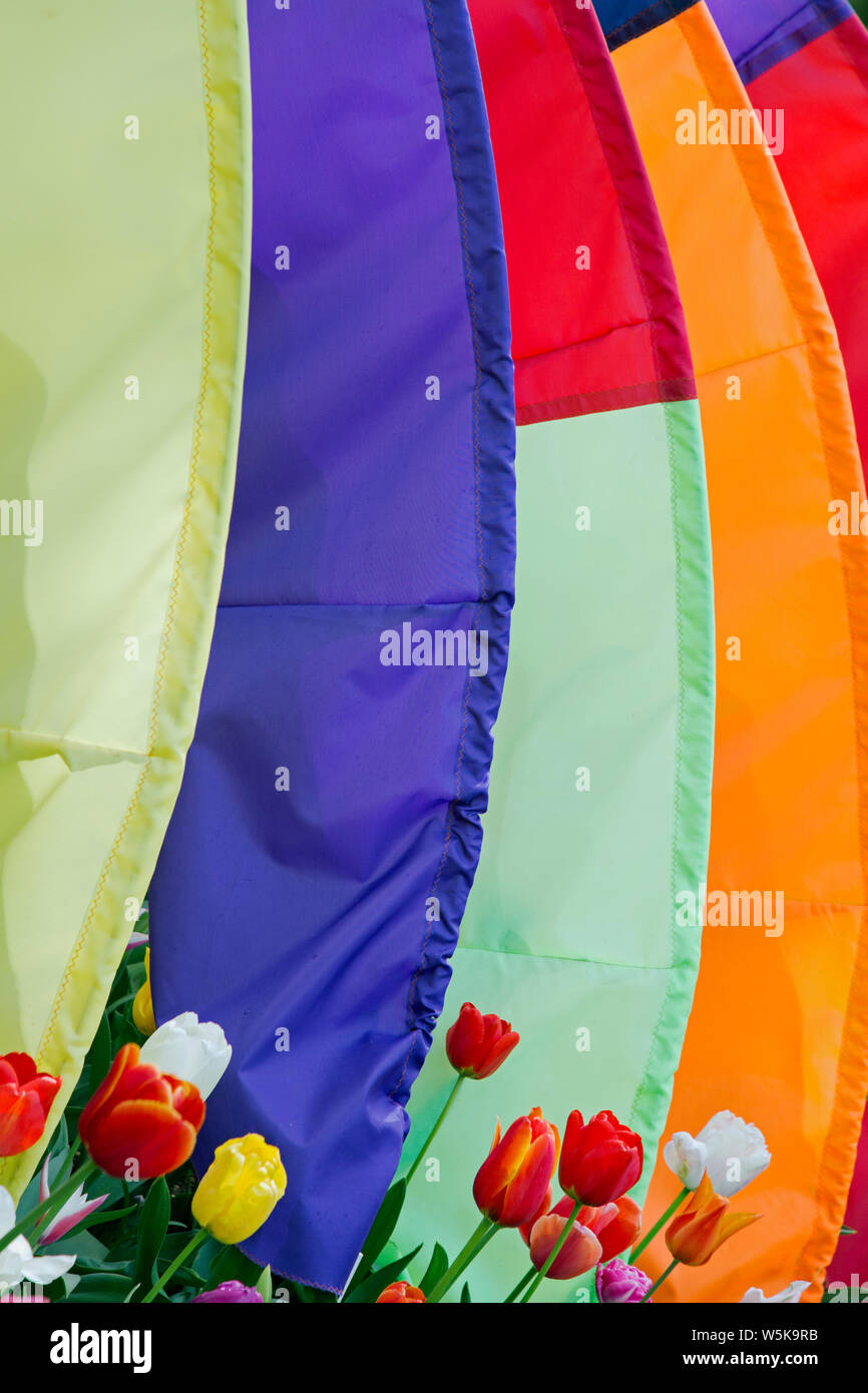 Mehrere canvas Stoff Stück überlappende einen farbigen Hintergrund zu machen Stockfoto