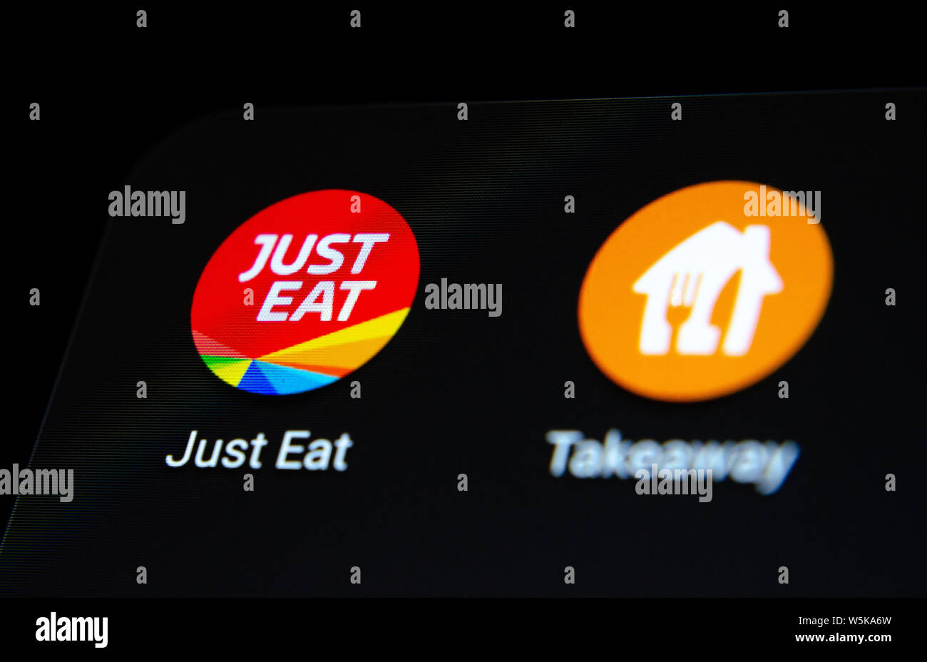 Nur Essen und Takeaway App Icons auf dem Bildschirm des Smartphones mit sichtbaren Pixel. Konzeptionelle Foto für die Nachrichten über eine mögliche Fusion der Unternehmen. Stockfoto