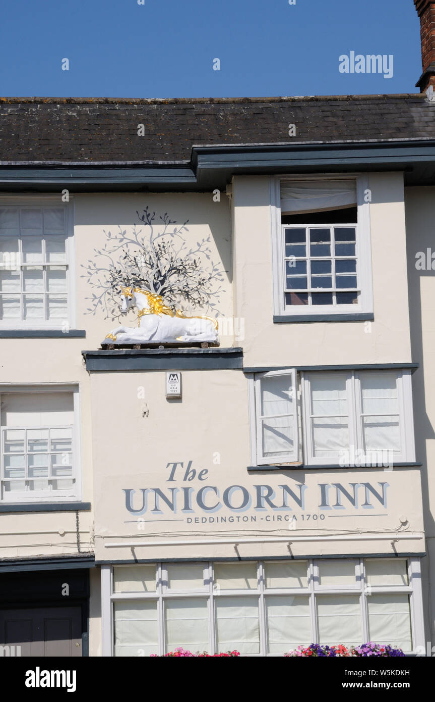 Das Einhorn Inn, Deddington, Oxfordshire, ist ein aus dem 17. Jahrhundert Coaching Inn, hat einen schönen Einhorn in Weiß und Gold auf seiner Vorderseite. Stockfoto