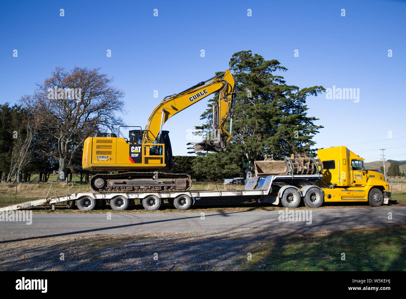 Sheffield, Canterbury, Neuseeland, 10. Juli 2019: Ein Bagger ist von einem großen Lkw auf einer Baustelle in einem ländlichen Gebiet transportiert Stockfoto