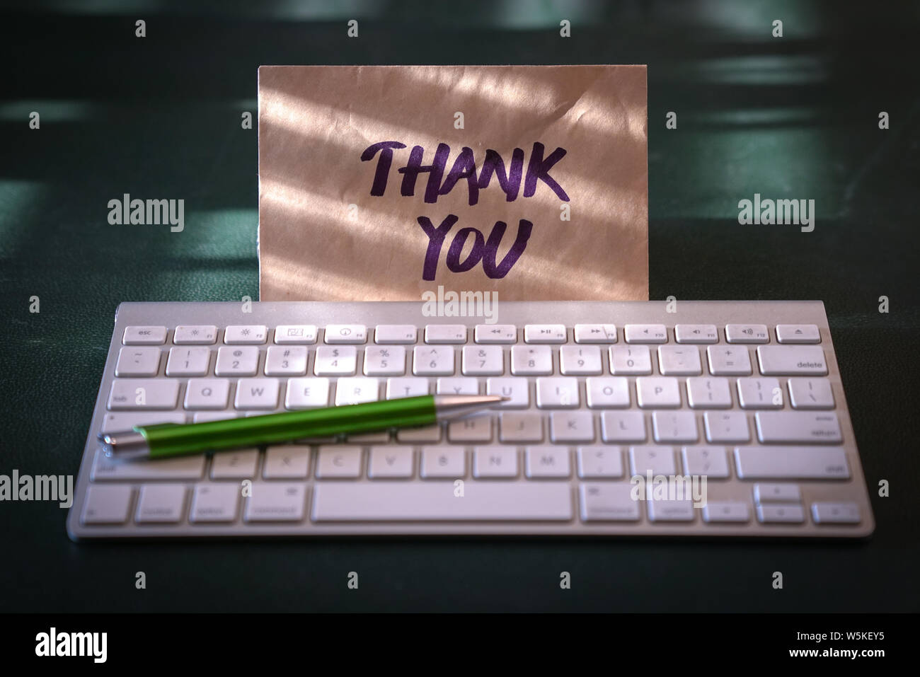 Danke Karte in einem braunen Umschlag links auf der Tastatur eines Büros Tabelle Stockfoto