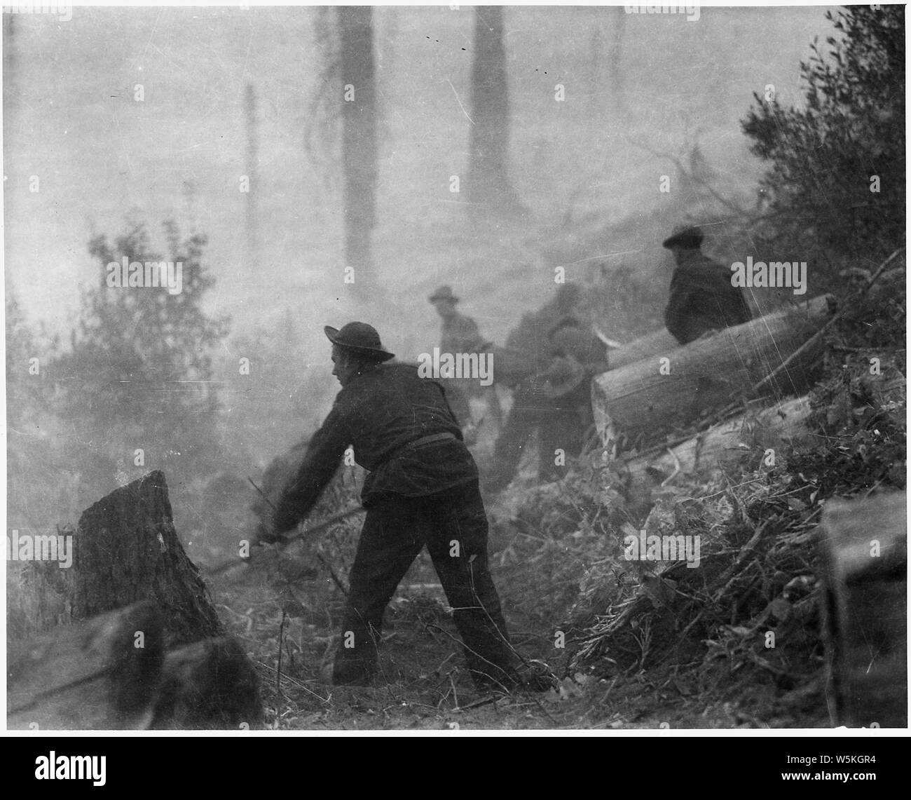 Civilian Conservation Corps eingetragenen auf dem Feuer in einem großen Waldbrand im Westen. Stockfoto