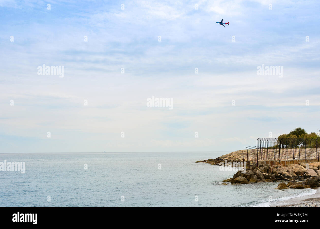 Panorama der französischen Riviera mit fliegendem Flugzeug in der Nähe der Stadt Nizza, Frankreich Stockfoto