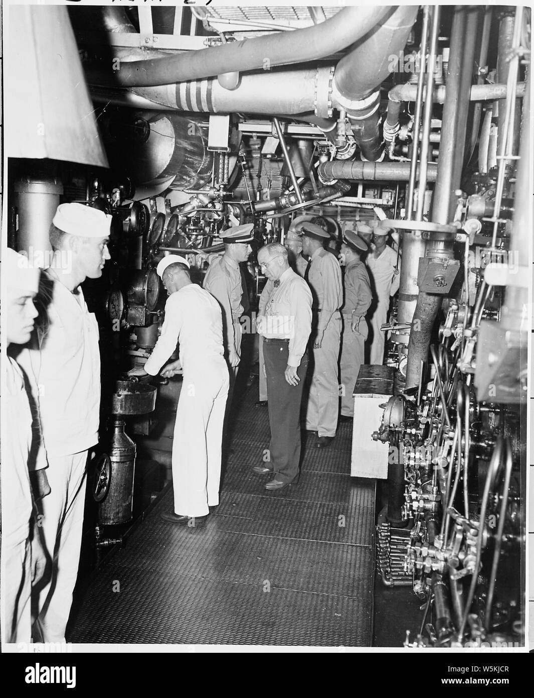 Commander N. V. König zeigt Präsident Harry S. Truman der Technikraum der US S. Augusta als Präsident Touren das Schiff, das ihn an der Potsdamer Konferenz in Deutschland. Stockfoto