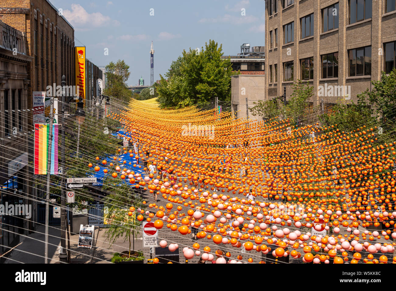 Montreal, CA - 27. Juli 2019: Regenbogen Bälle kunst Installation '18 Schattierungen von Gay' auf saint-catherine Straße im Gay Village Stockfoto