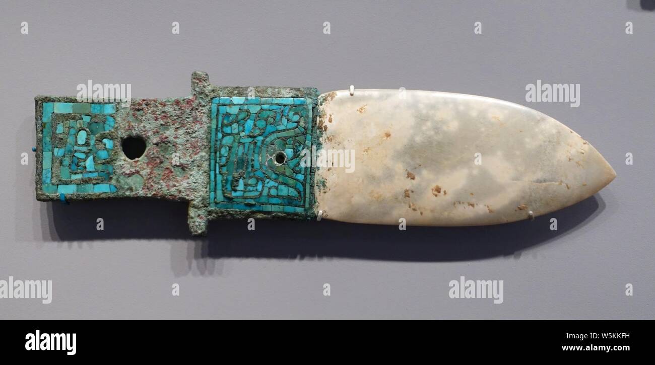 Dagger-Ax, China, Shang-dynastie, 12. bis 11. Jahrhundert v. Chr., bronze Haft mit Intarsien mit Türkis, Nephrit Blade - Stockfoto Dagger-Ax, China, Shang-dynastie, 12. bis 11. Jahrhundert v. Chr., bronze Haft mit Intarsien mit Türkis, Nephrit Blade - Stockfoto