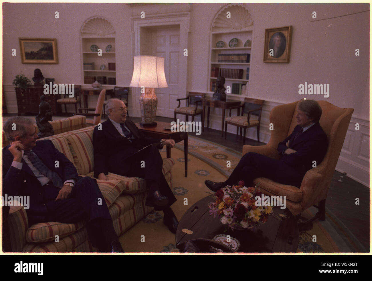 Cyrus Vance, UDSSR Botschafter Anatoli Dobrynin Treffen mit Jimmy Carter im Oval Office. Stockfoto