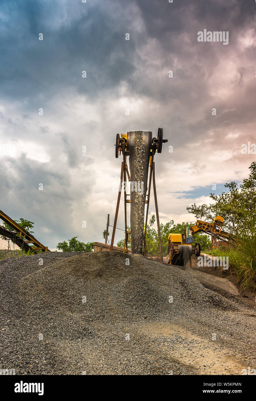 Die industrielle Gewinnung von Stein im Stein Mine mit Moody Himmel arbeiten. Stockfoto
