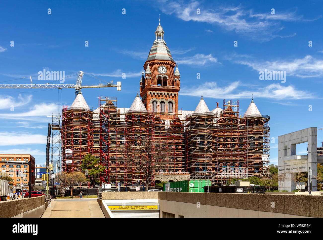 Dalllas, Texas, 16. März 2019: Rot Museum mit Gerüst um ihn herum. Alte rote Gericht während der Restaurierungsarbeiten durchgeführt werden. Stockfoto