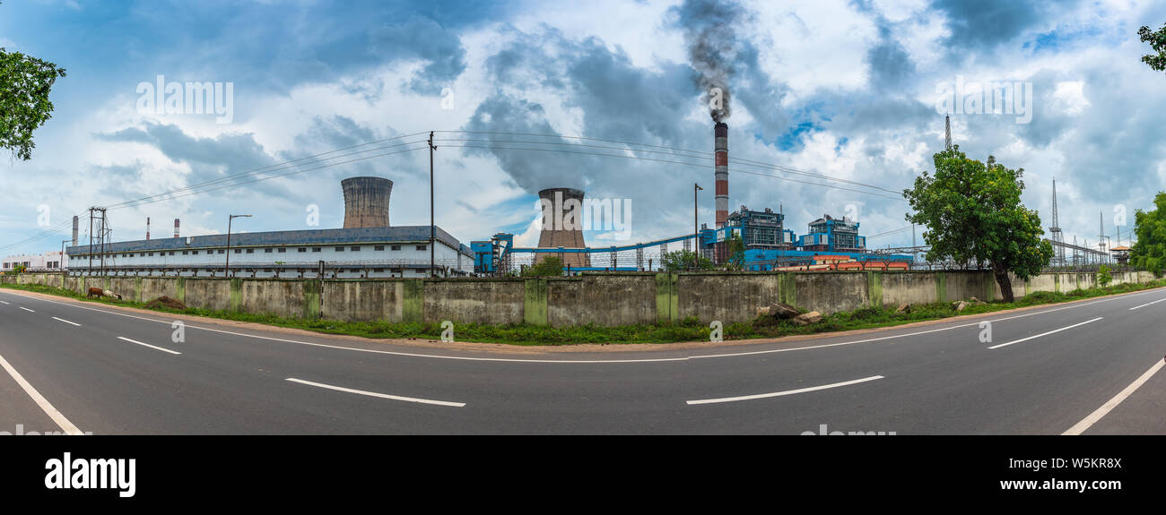 Panoramablick auf thermische Kraftwerk Extrahieren der Rauch aus dem Schornstein Stockfoto